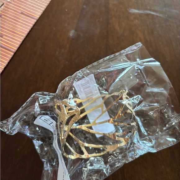 💥2/$24 or 3/$30💥 Stunning gold hollow leaf bracelet. Adjustable size. Cuff style - Picture 6 of 6